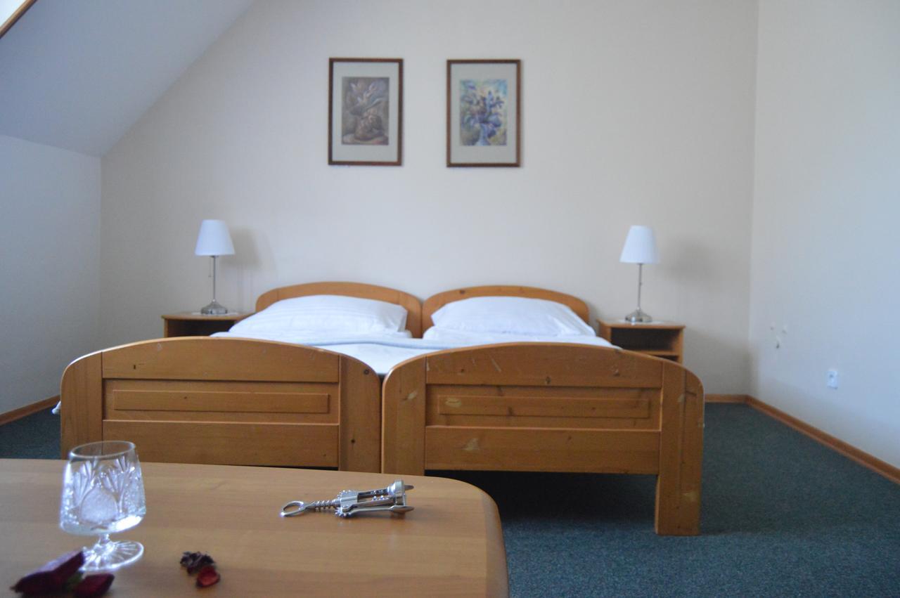 Motel Gombas Exteriör bild