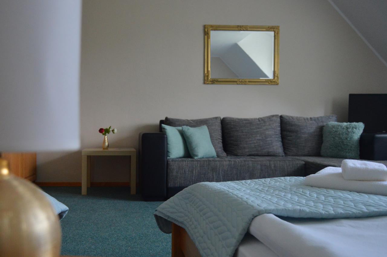 Motel Gombas Exteriör bild